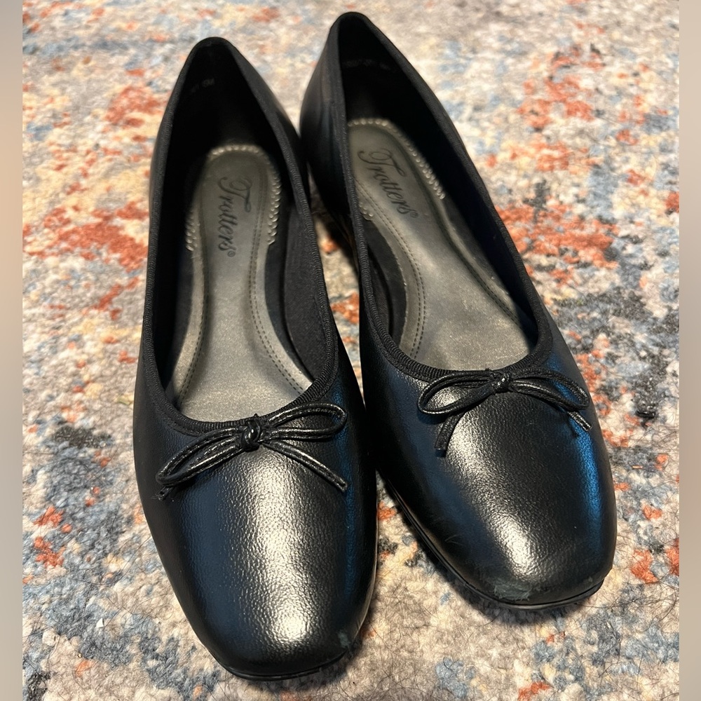 Trotters Carlee Black Ballet Flats